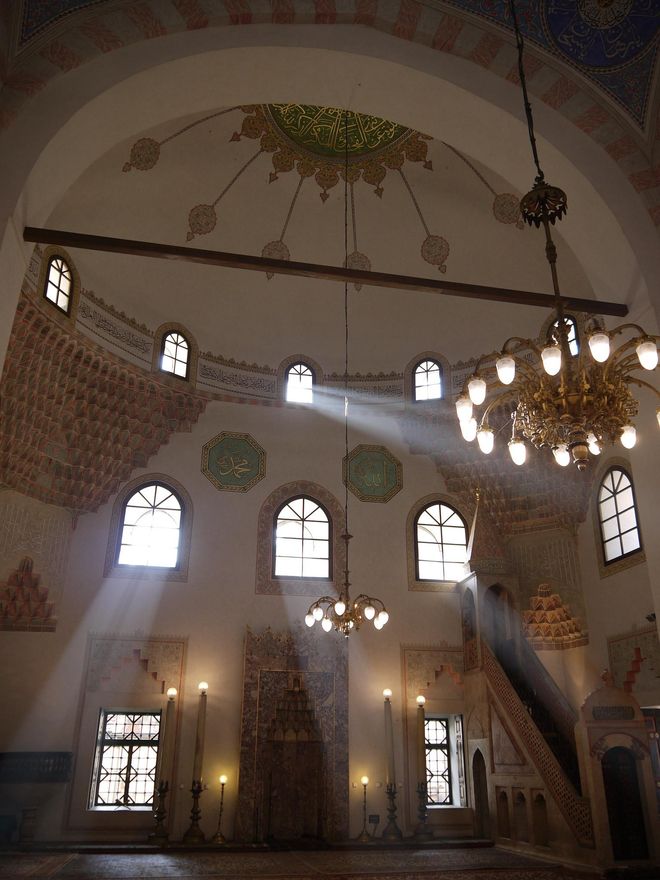 Juego de lucen en el interior de la Gran Mezquita de Gazi Husrev-Bey.