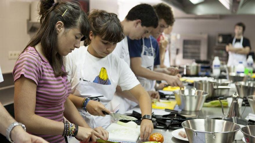 Los jóvenes participantes deben reelaborar una receta de sus abuelos.