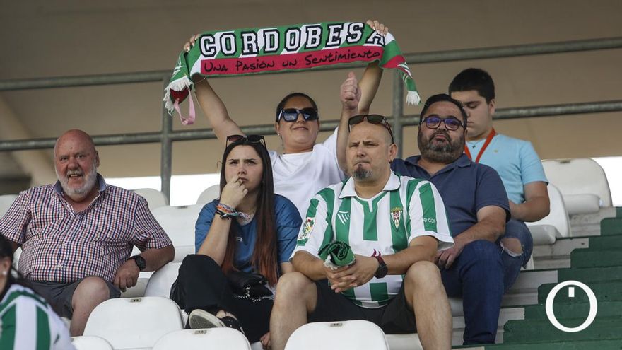 Grada Blanquiverde del partido entre el Córdoba CF y el San Fernando CD