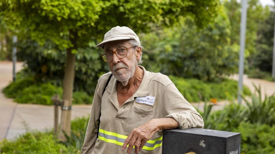 Jesús Ordax, en la fuente de Can Batlló donde se lavaba la cara tras dormir en el parque y antes de ir a trabajar