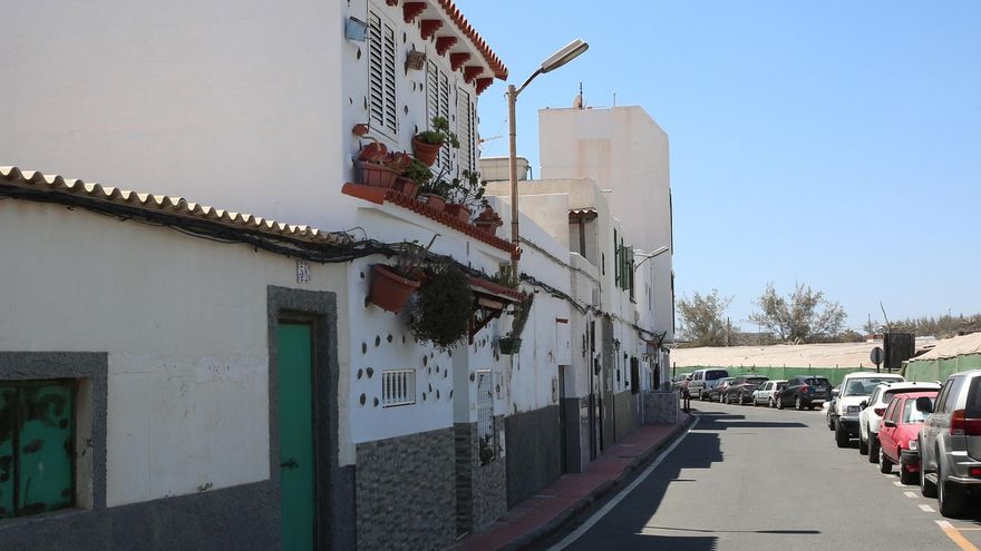 Vivienda con terraza sobre la acera en Ojos de Garza. (ALEJANDRO RAMOS)