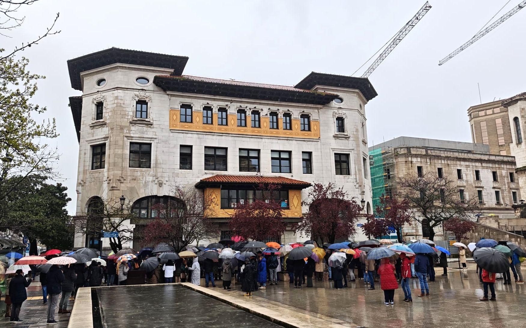 Asistentes a la concentración contra la guerra de Irán en la plaza de Atarazanas de Santander.