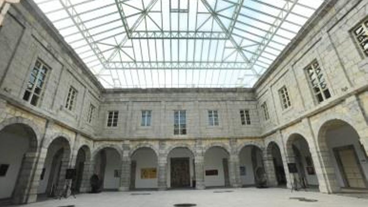 Patio del Parlamento de Cantabria.
