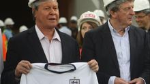Fotografía de archivo fechada el 16 de febrero de 2014 que muestra al alcalde de Manaos, Arthur Neto (c), mientras posa junto al entonces seleccionador de Inglaterra, Roy Hodgson (d), durante una visita al estadio Arena da Amazonía en Manaos (Brasil).