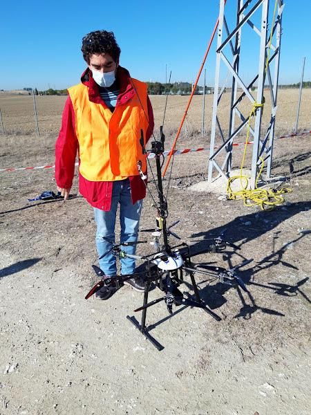 Prácticas realizadas por Endesa con el dron que instala las balizas en las líneas eléctricas sin que se produzca un corte de suministro.
