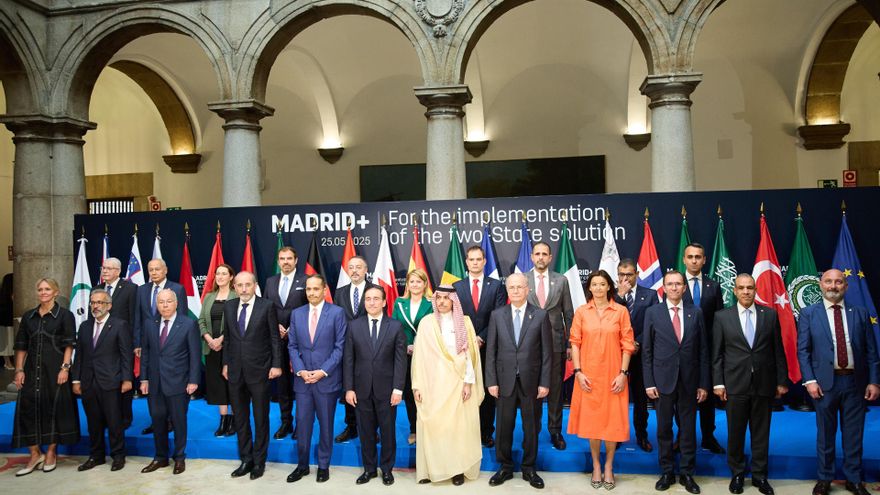 Foto de familia durante la Reunión ministerial de Madrid+ por la implementación de la solución de los dos Estados, en el Ministerio de Asuntos Exteriores, Unión Europea y Cooperación