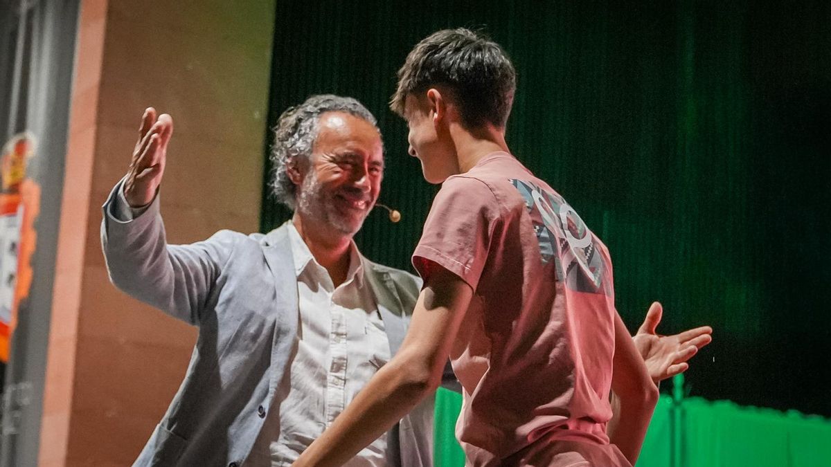 El presidente de la asociación de víctimas del accidente de Adamuz, Mario Samper, saluda a Julio, el joven de 16 años que auxilió a los viajeros.