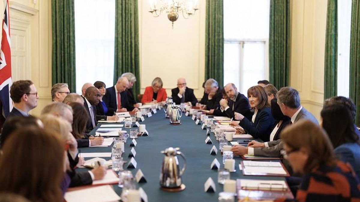 La ministra de Economía, Rachel Reeves, habla durante la reunión del Gobierno de Keir Starmer este miércoles, en Londres.
