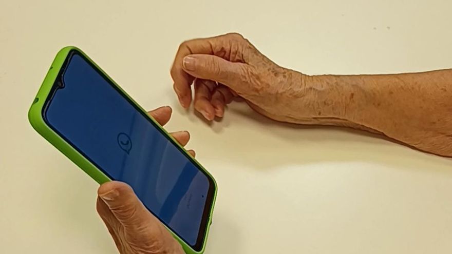 El móvil para la tercera edad nacido en Zaragoza que ya utilizan más de 5.000 personas