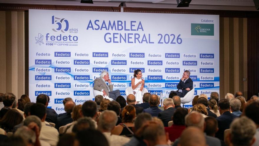 El presidente de Castilla-La Mancha, Emiliano García-Page (d), y el expresidente del Gobierno de España, Felipe González (i), durante un encuentro institucional y político a 23 de junio de 2026, en Toledo