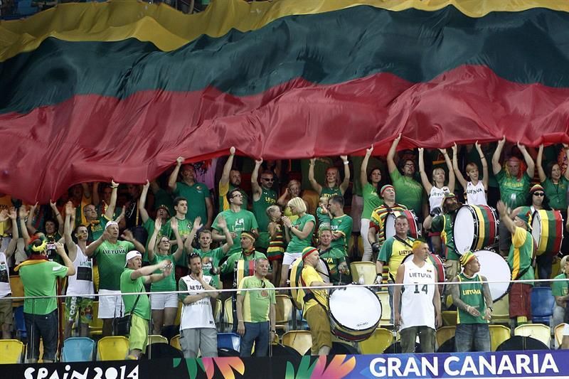 Aficionados de Lituania animan a su selección en el partido del Mundobasket frente a Angola, en el Gran Canaria Arena / EFE