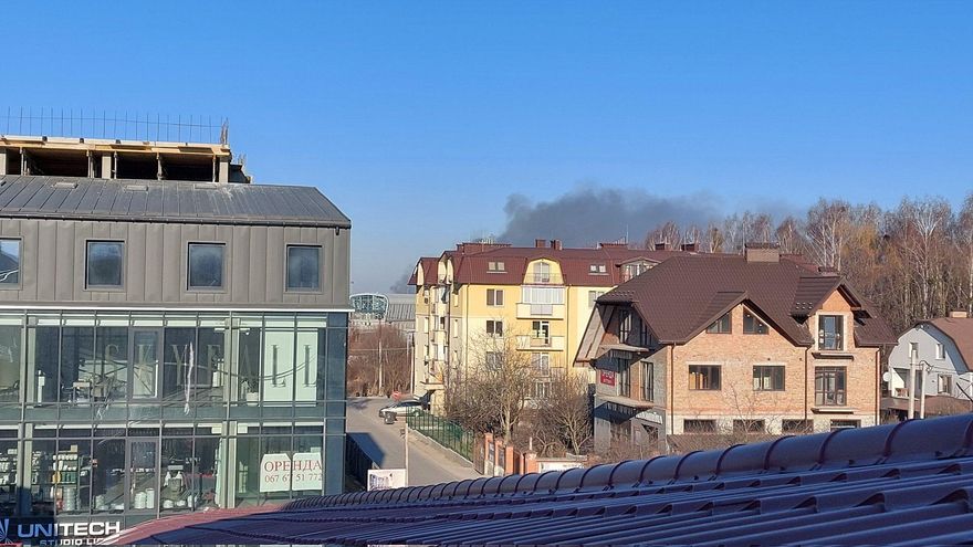 Columna de humo negro detrás de la instalación en la que han caído misiles en Leópolis