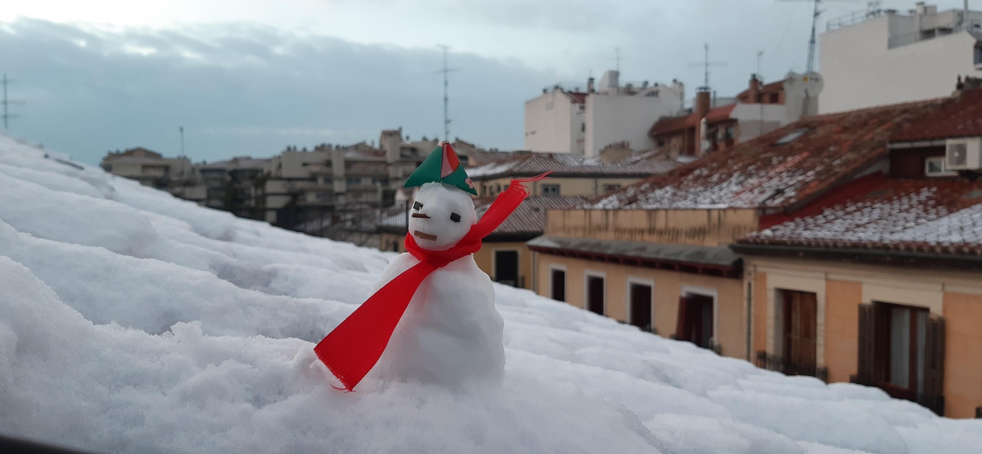 Muñeco de nieve en el tejado