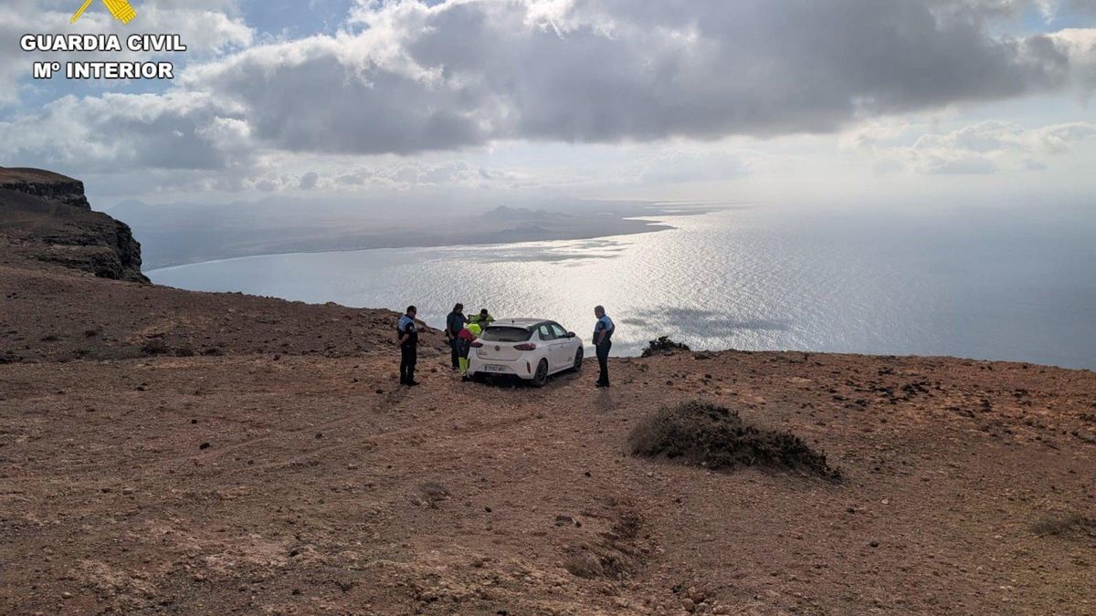 Auxiliado un hombre que llegó con su coche hasta una zona escarpada y de difícil acceso en Lanzarote