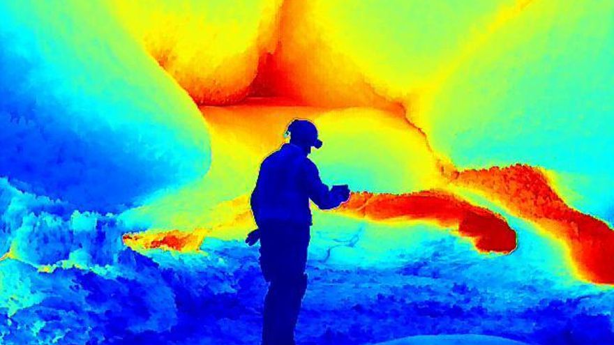 Técnico de Espeleología Volcánica explorando en las zonas accesibles del 'Tubo Rojo'