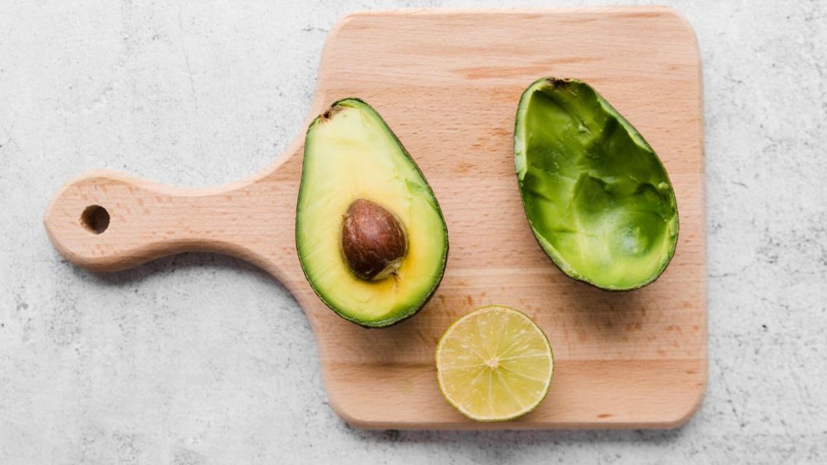 Restregar la mitad de un limón directamente sobre la fruta es uno de los métodos más efectivos