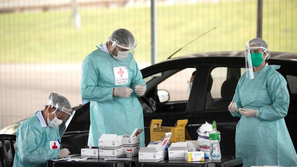 Imagen de archivo del los trabajadores de la salud que realizan pruebas rápidas de coronavirus, habilitadas por el gobierno de la ciudad, a ciudadanos en sus respectivos coches en Brasilia. EFE/ Joédson Alves /Archivo