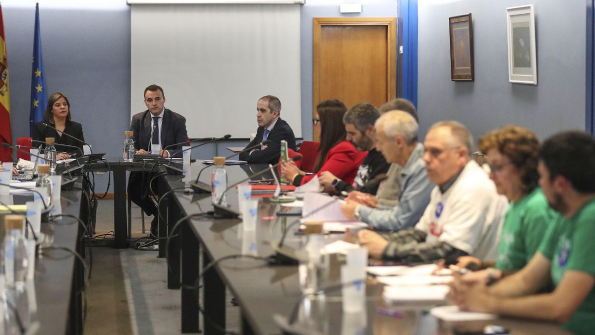 Los consejeros Gimena Llamedo y Guillermo Peláez, durante la reunión de la mesa de negociación. 