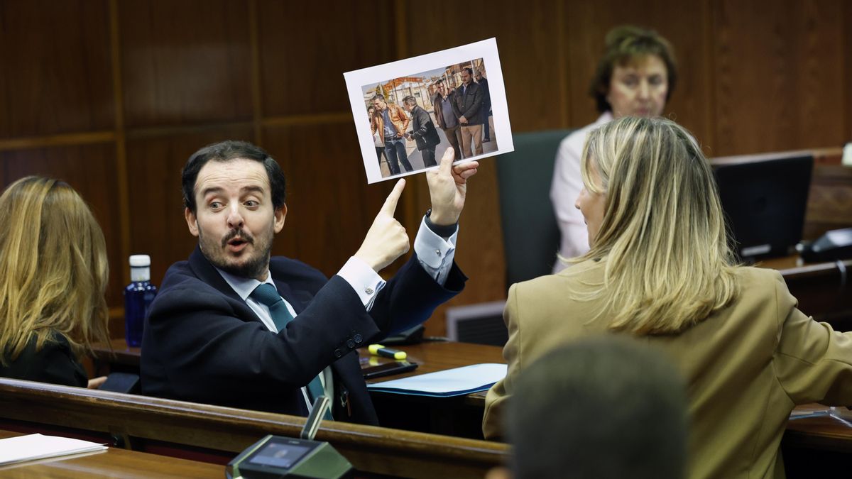 Alejo Miranda very happy shows his colleagues a photo in which Sánchez, Ábalos and Cerdán appear in the PSOE primaries.