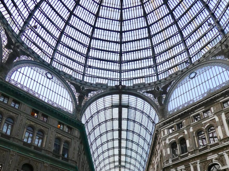 Piedra, cristal y hierro forjado en la Galería de Umberto I.