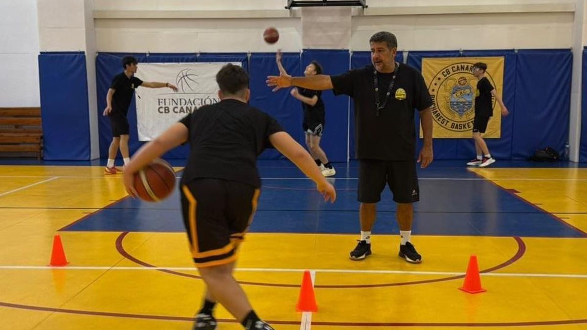 Jou Costa dirigiendo un entrenamiento en el campus celebrado en Bucarest.