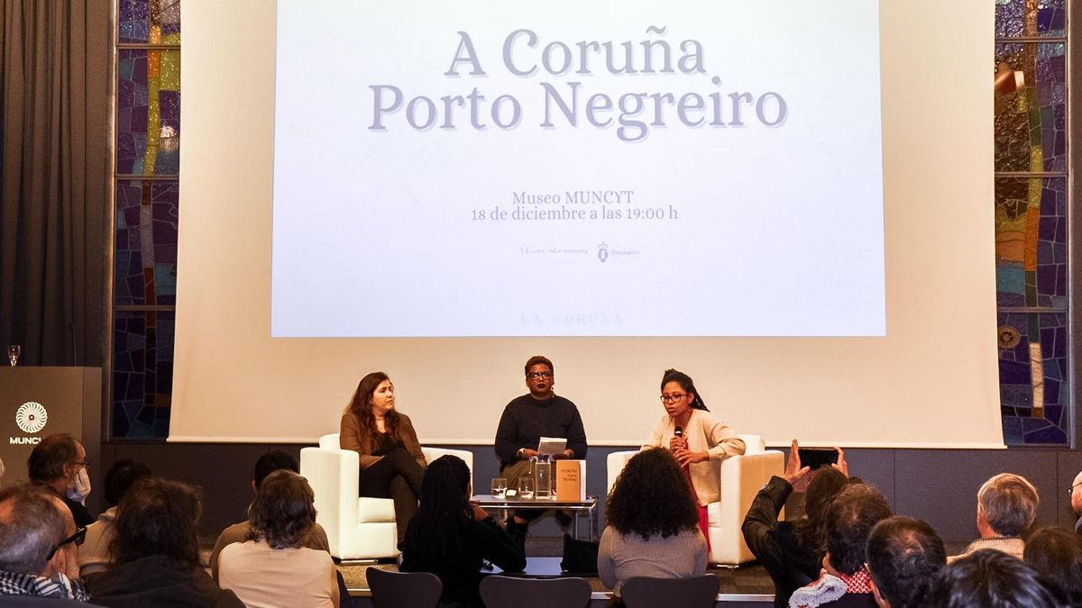 Cristina Botana (izquierda) y Zinthia Álvarez (derecha) durante la apertura de la exposición 'A Coruña: porto negreiro'