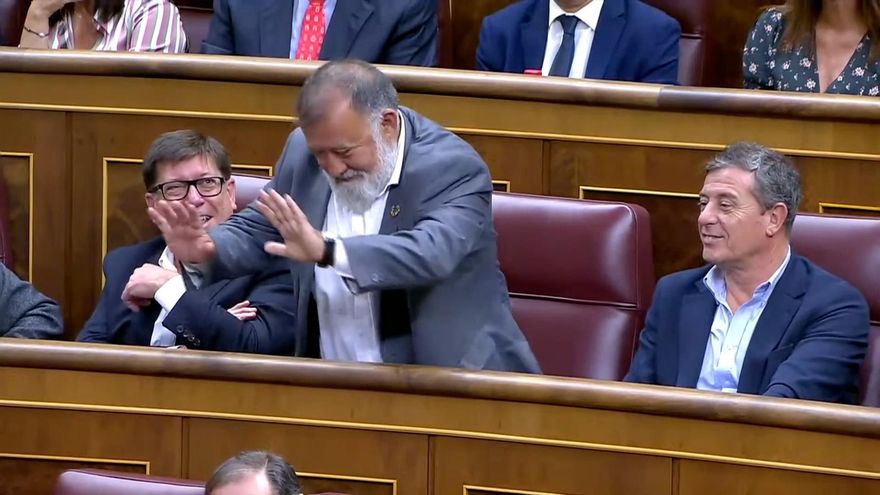 El momento del lapsus del diputado socialista en la investidura de Feijóo