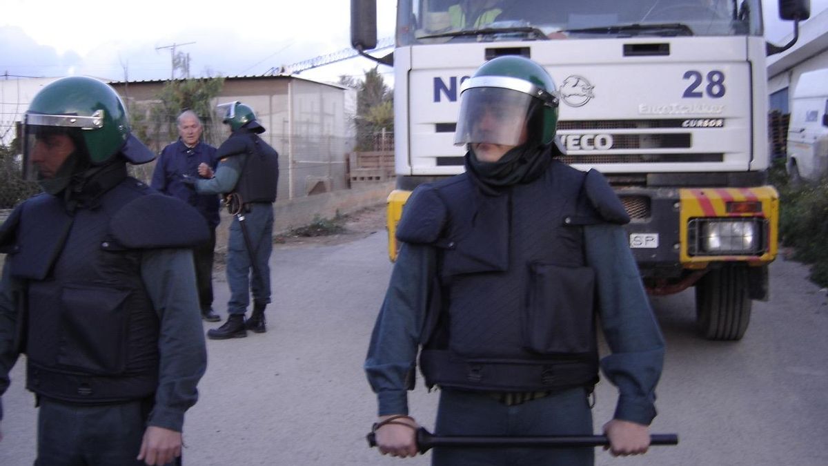 Toni Malalt, retenido por un antidisturbios en la puerta de su finca durante el desalojo de febrero de 2006.