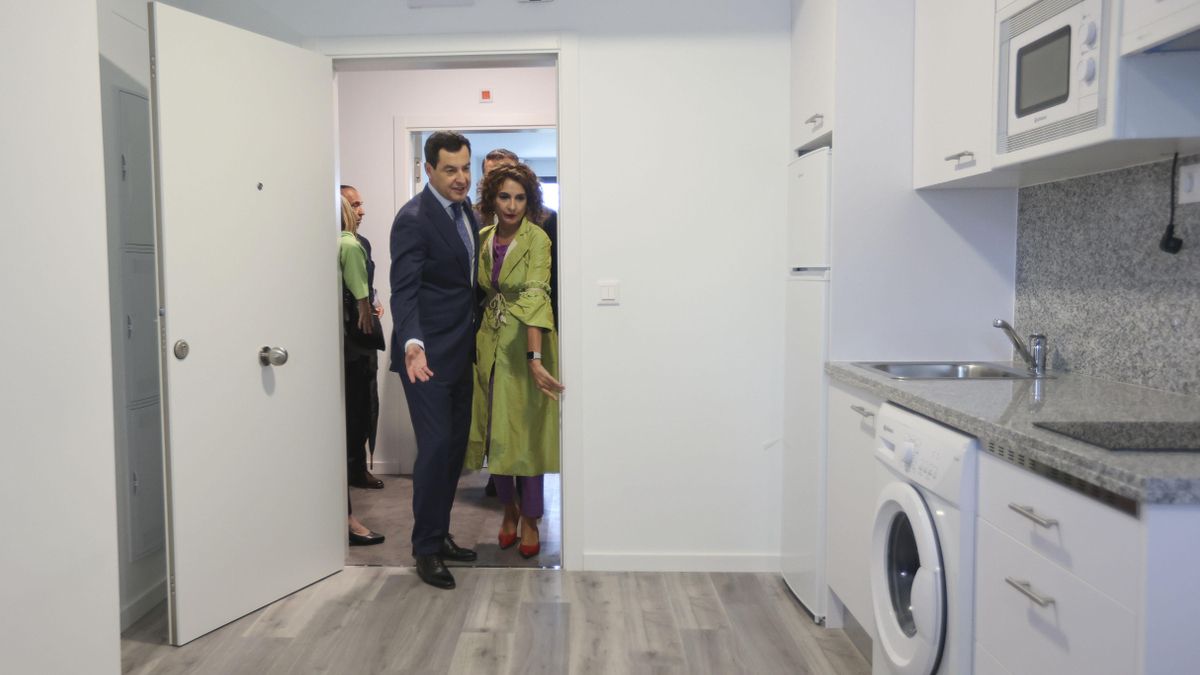 El presidente de la Junta, Juanma Moreno y la exvicepresidenta del Gobierno, durante el acto de entrega de llaves de la segunda fase de los alojamientos Sama Naharro, a 29 de septiembre de 2025 en Córdoba.