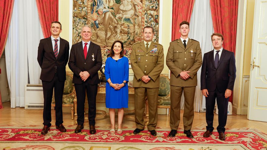 Robles condecora al soldado que rescató a un hombre en el incendio de Tres Cantos (Madrid)