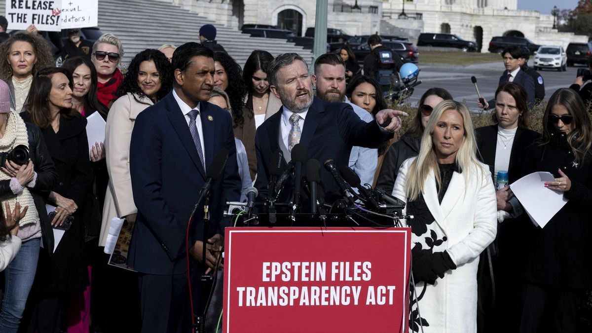 El congresista republicano Thomas Massie en una rueda de prensa a las puertas del Capitolio, en Washington, el 18 de noviembre de 2025.