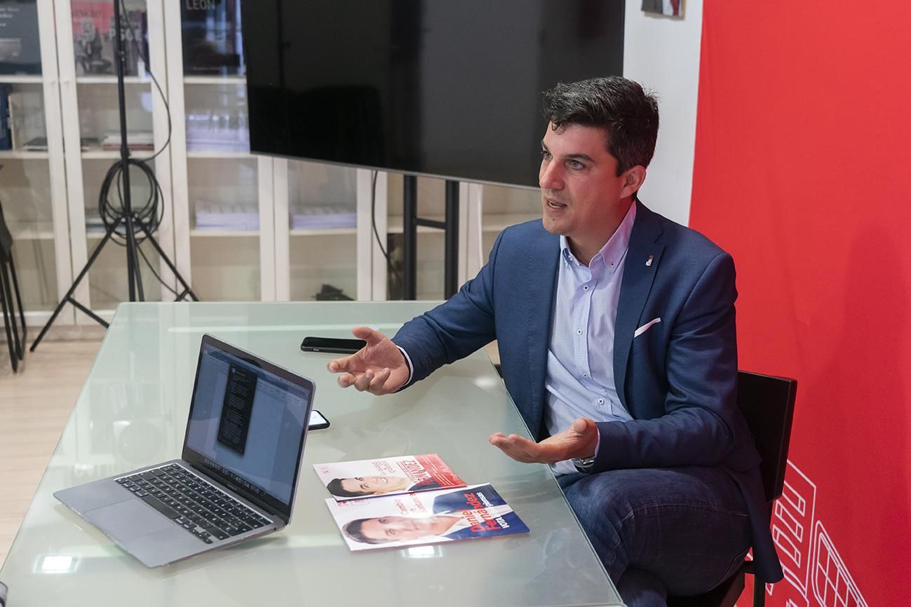 "No puede ser que en Santander todavía haya calles que rindan homenaje a personas importantes durante la dictadura".