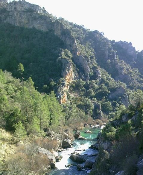 Varios guerrilleros se escondieron aprovechando la compleja orografía del que hoy es parque natural del Alto Tajo. Algunos fueron asesinados en el Hundido de Armallones, uno de los parajes más espectaculares de la zona