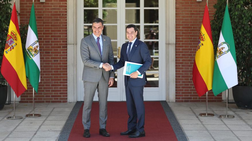 Pedro Sánchez recibe al presidente de la Junta de Andalucía, Juanma Moreno Bonilla.