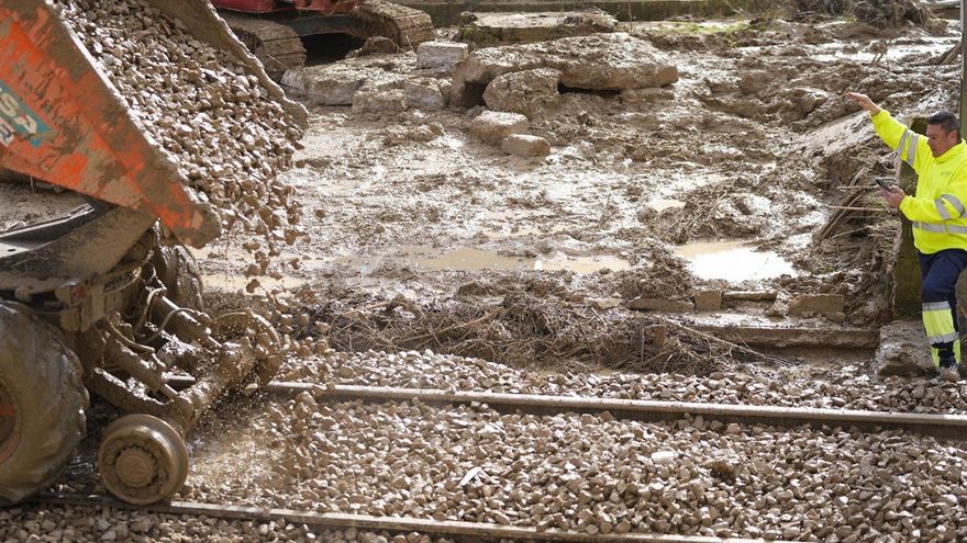 Reabierta la circulación ferroviaria Córdoba-Jaén tras anegación de agua y la caída de un muro