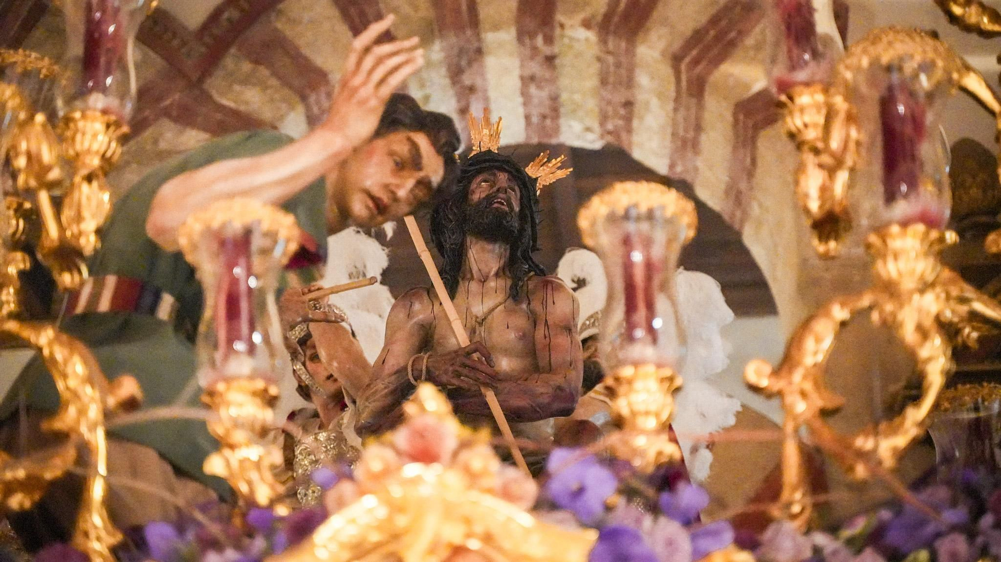 Turistas visitan la Mezquita-Catedral, donde se exponen los pasos que participaron en el Vía Crucis Magno.