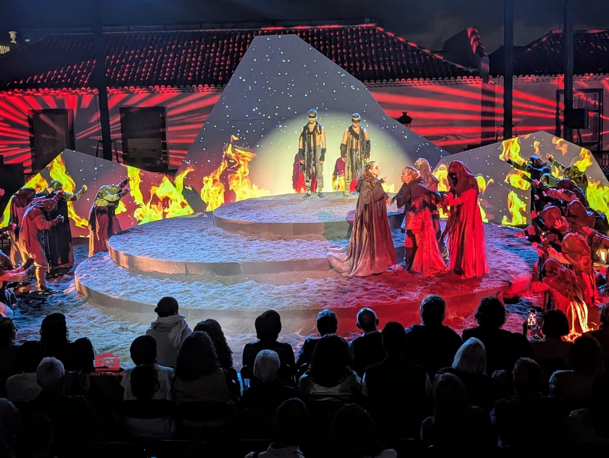 ´Representación en la noche de este viernes  del ‘El Carro Alegórico y Triunfal: El corazón de María’  en la Plaza de Santo Domingo, en Santa Cruz de La Palma.