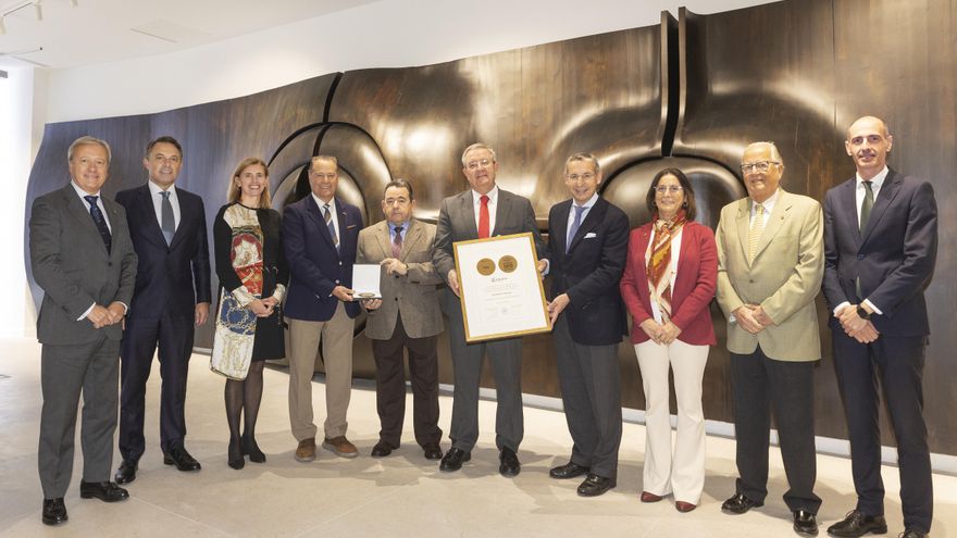 La Cámara de Comercio de Gijón entrega la medalla conmemorativa del centenario de FIDMA a Caja Rural de Asturias