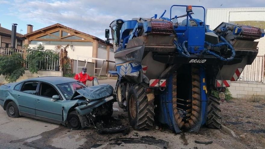 Herido grave al salirse de la vía y chocar con una cosechadora en Corella