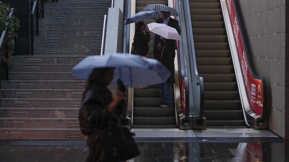 Personas con paraguas en Madrid