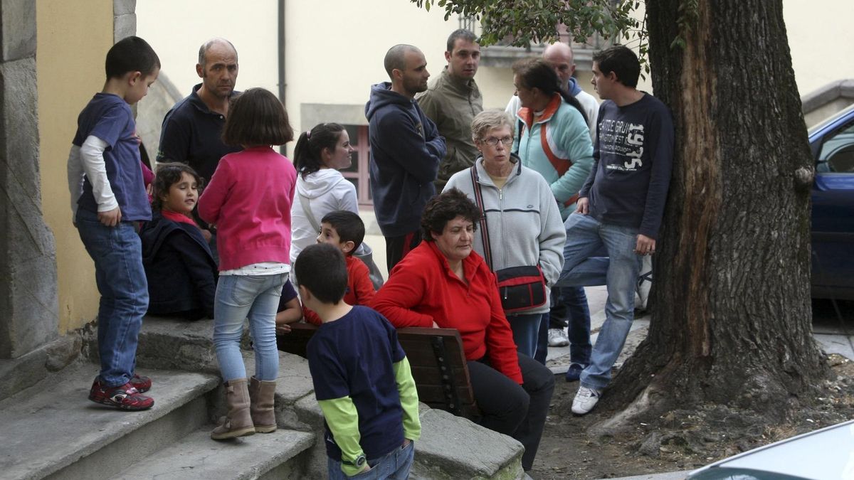 Un grupo de vecinos de Tineo esperan la llegada de Tomasín en las inmediaciones del juzgado.
