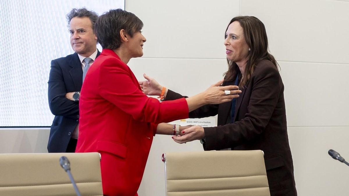 La ministra y la consejera se saludan antes del inicio de la reunión.