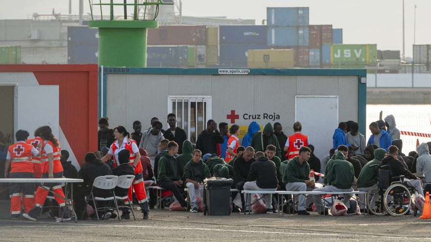 Algunos de los migrantes rescatados en la tarde de este pasado martes cerca de Lanzarote