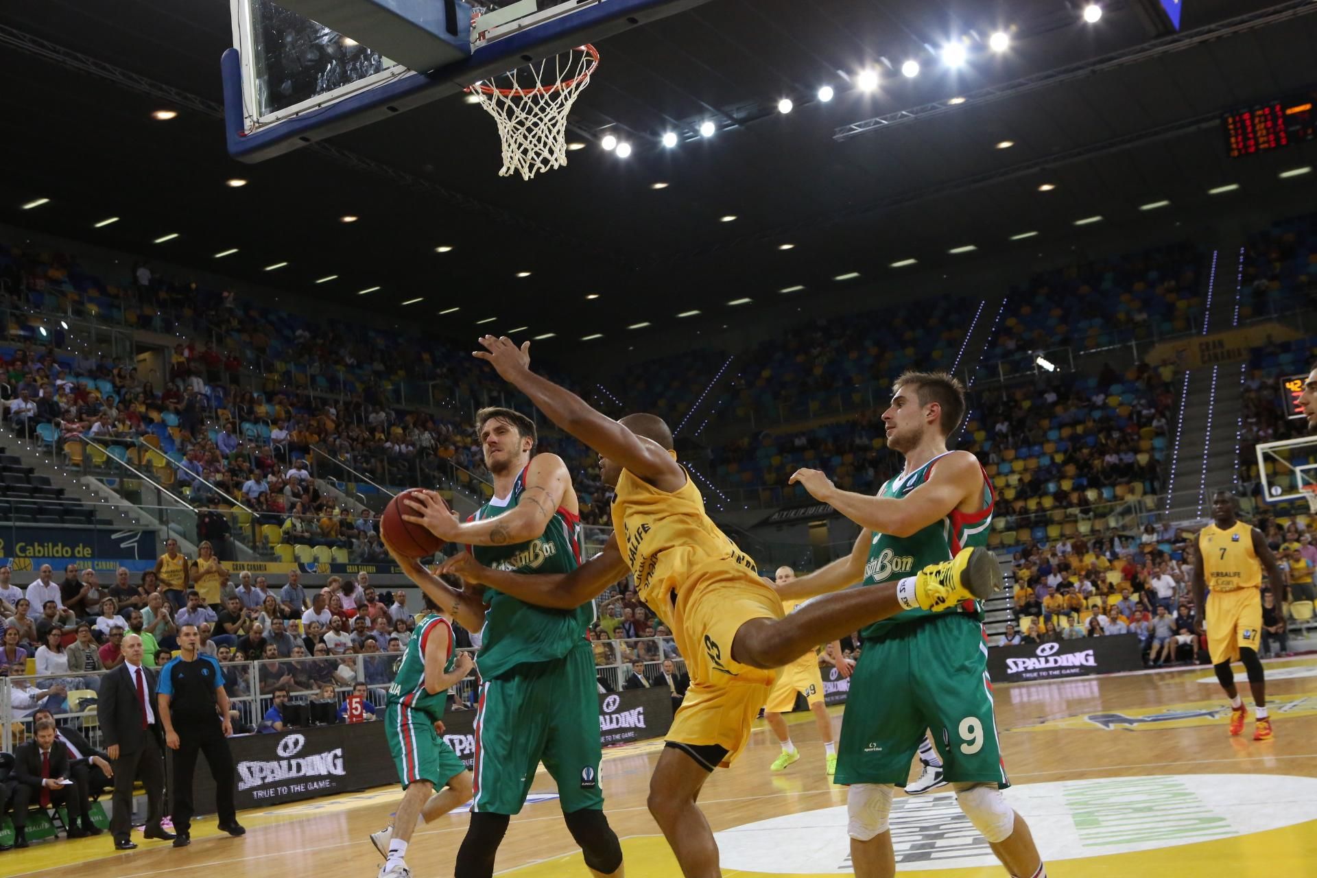 El Ala-Pívot del Herbalife Gran Canaria intenta recuperar el balón.