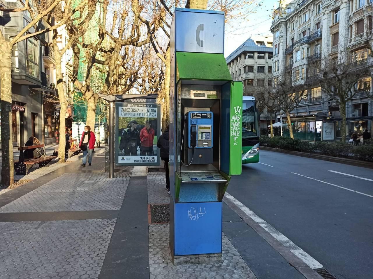 Cabina de teléfono en la Avenida de la Libertad de Donostia