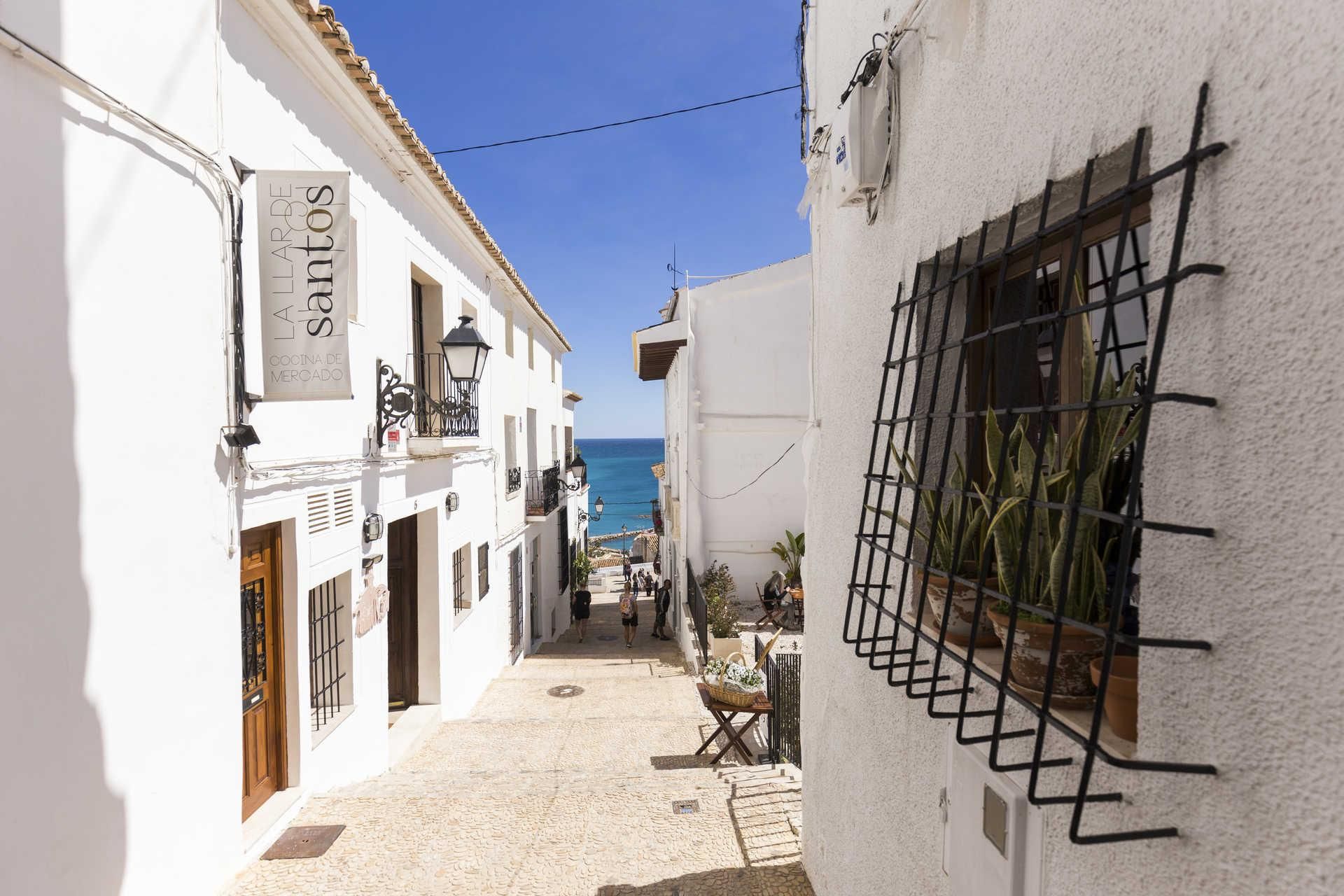 Casas blancas y calles empedradas típicas del casco antiguo de Altea.