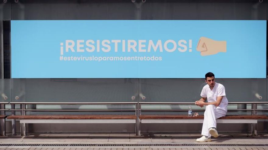 Un sanitario se toma un descanso en el hospital temporal de Ifema, habilitado para tratar a pacientes de coronavirus, en Madrid, este viernes.