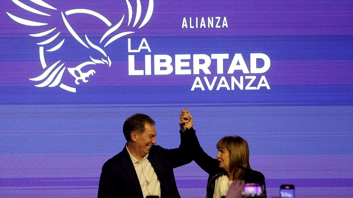 Santilli y Bullrich, anoche en el búnker libertario. Como diputado electo "el Colo" ya habló esta mañana con dos gobernadores y la ministra saliente tendrá que negociar los votos en el Senado.