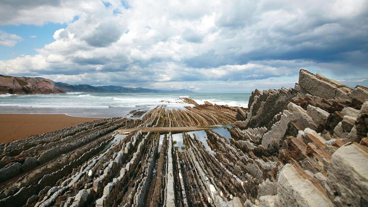 Los flysch de la playa de Itzurun, en Zumaia.