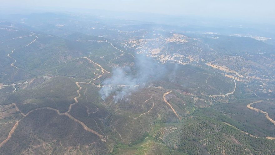 Un incendio obliga a desalojar a 300 personas de tres aldeas en el municipio onubense de Almonaster